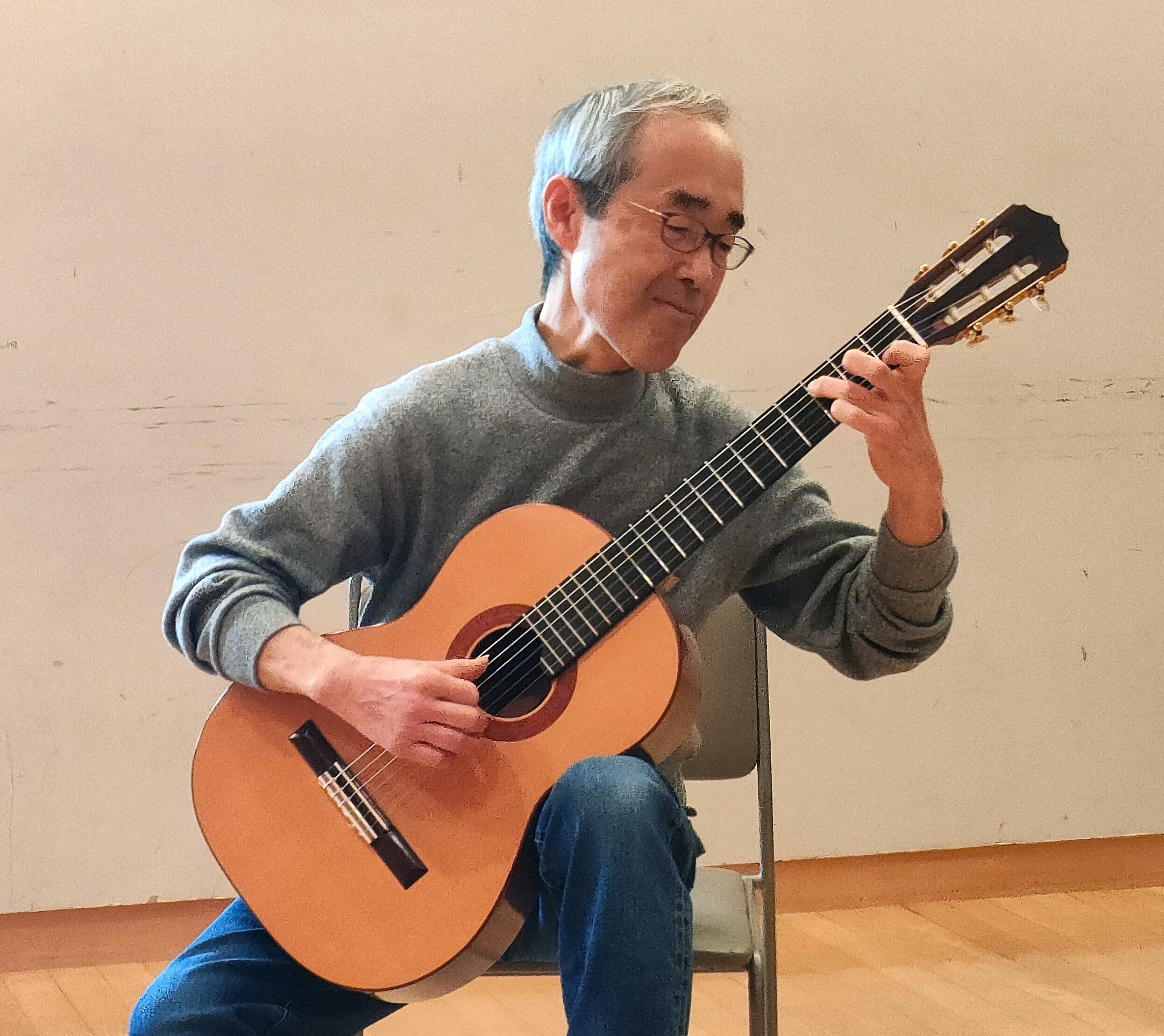 ギターを持つCooBow講師
